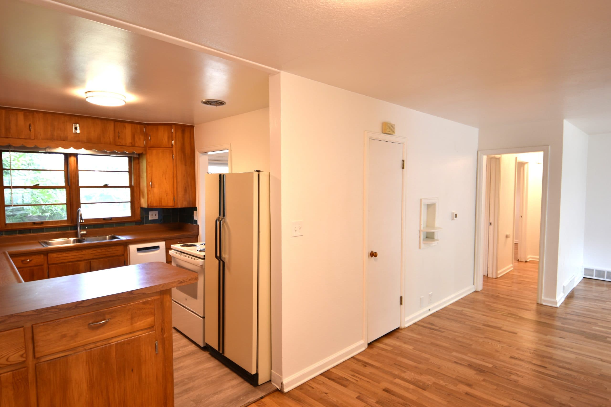 SPRING SUBLET 2027 House on the Hill - 3 blocks from The Sink - Private Room in The Hill