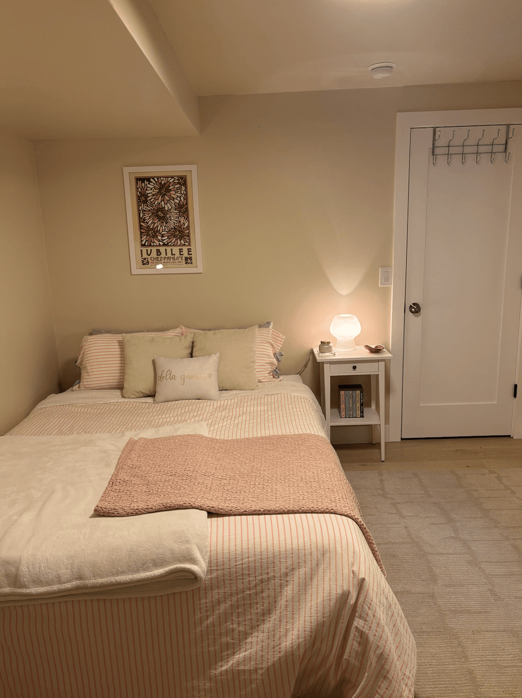 Cute Bedroom on the Hill in a Nice House - 10 Min Walk to campus!! - Private Room in The Hill