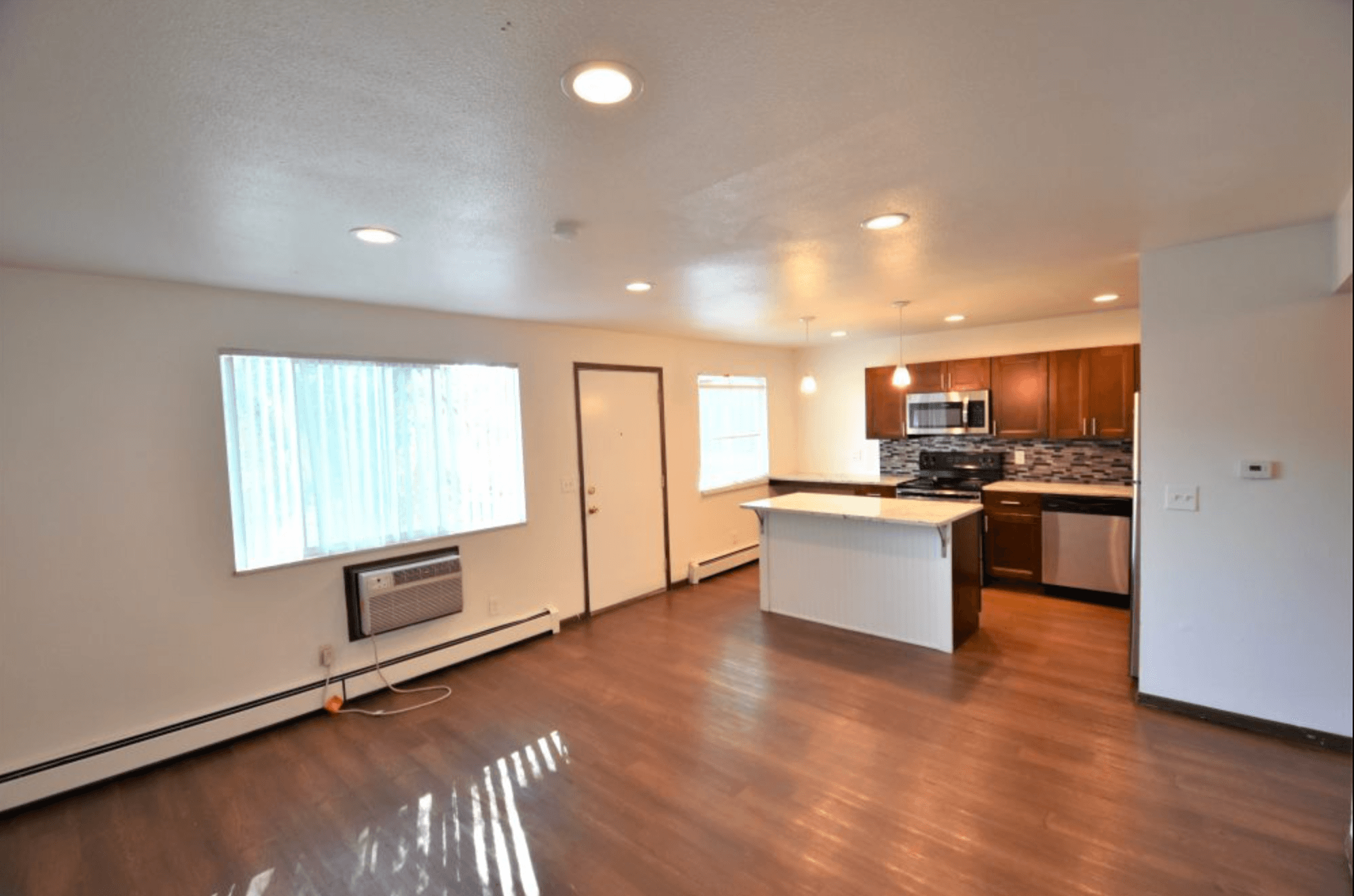 Corner Unit 2Bed 1.5Bath Downtown - Spring Sem Sublet - Private Room in Downtown