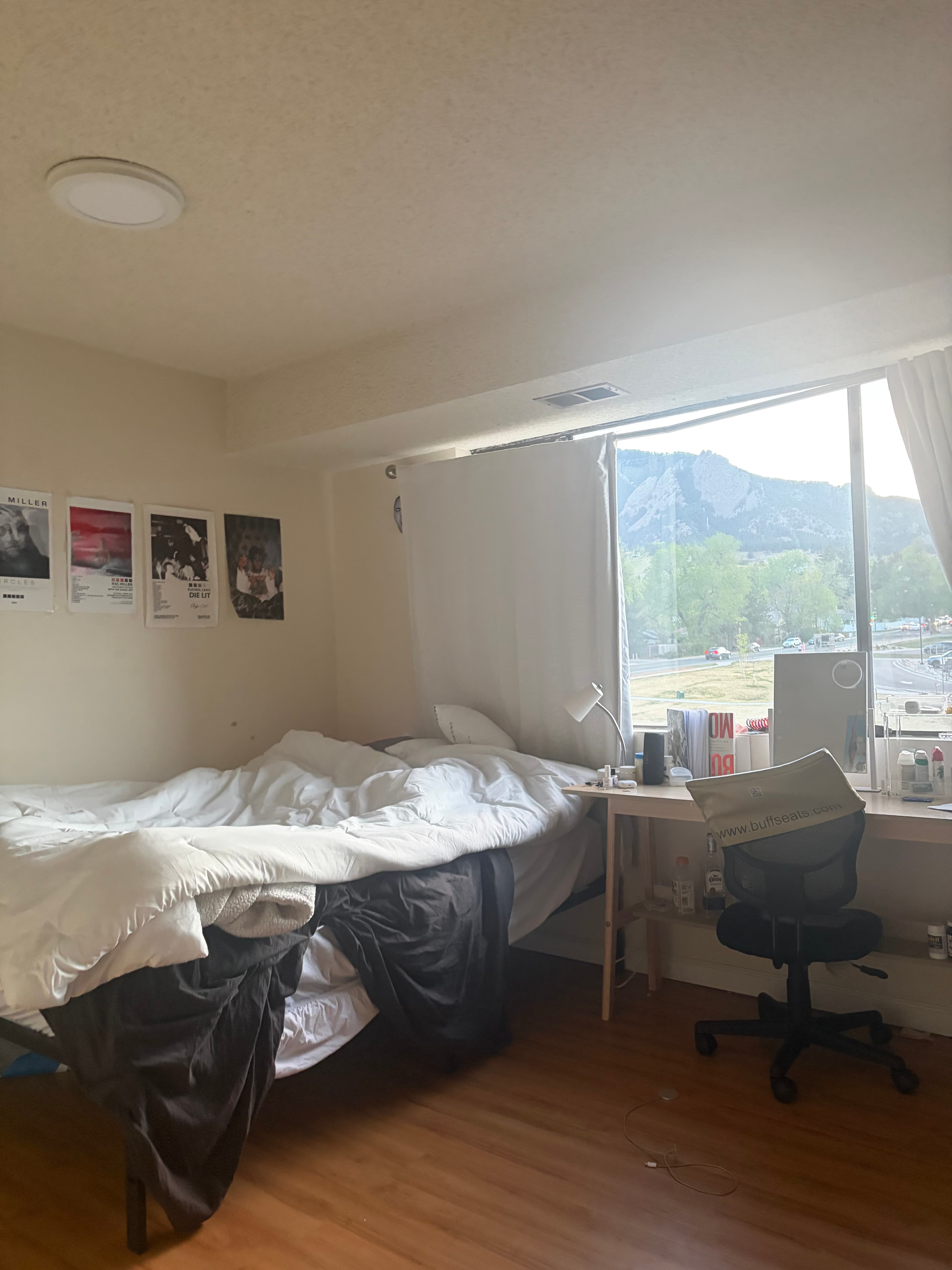 Spacious bedroom right by campus in 3BDR apartment fully furnished. In unit lau - Private Room in Baseline Sub