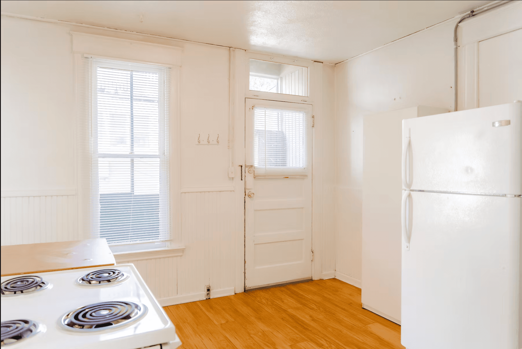 Sunny 2 bedroom house right on the hill. - Full Apartment in The Hill